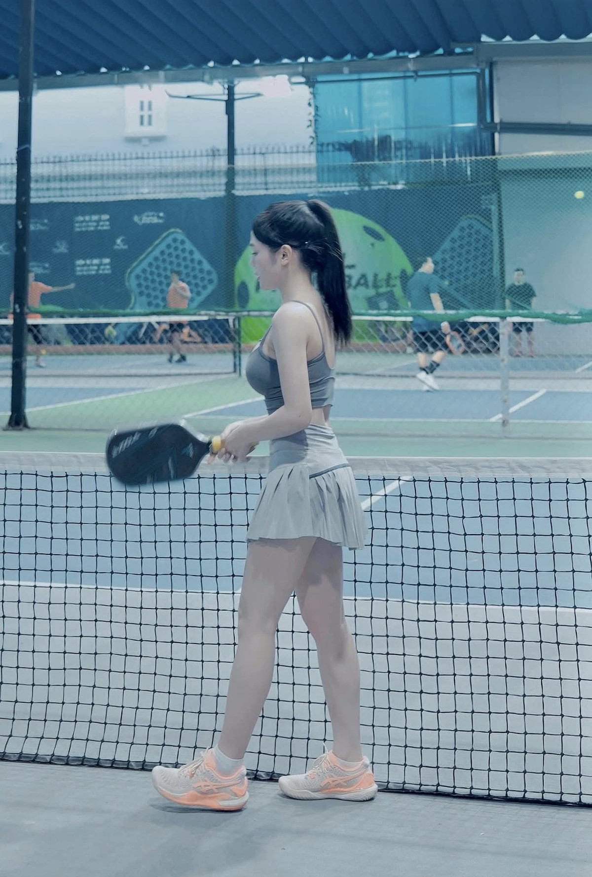 Dù chỉ mới luyện tập được vài tháng, song hot girl Pickleball mới nổi này cho thấy năng kỹ năng không phải dạng vừa của mình. Vượt qua nhiều đối thủ được đánh giá tiềm năng, Bunny Thảo và đồng đội giành chiến thắng ở nội dung đôi nữ.