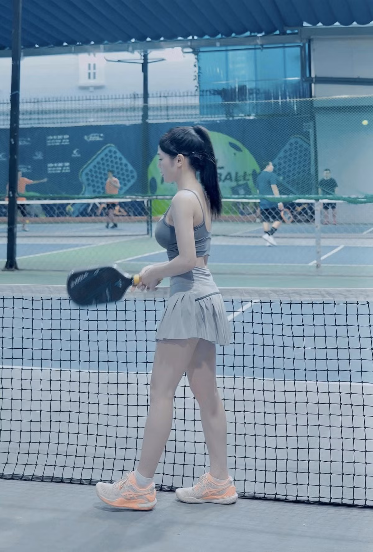 Dù chỉ mới luyện tập được vài tháng, song hot girl Pickleball mới nổi này cho thấy năng kỹ năng không phải dạng vừa của mình. Vượt qua nhiều đối thủ được đánh giá tiềm năng, Bunny Thảo và đồng đội giành chiến thắng ở nội dung đôi nữ.