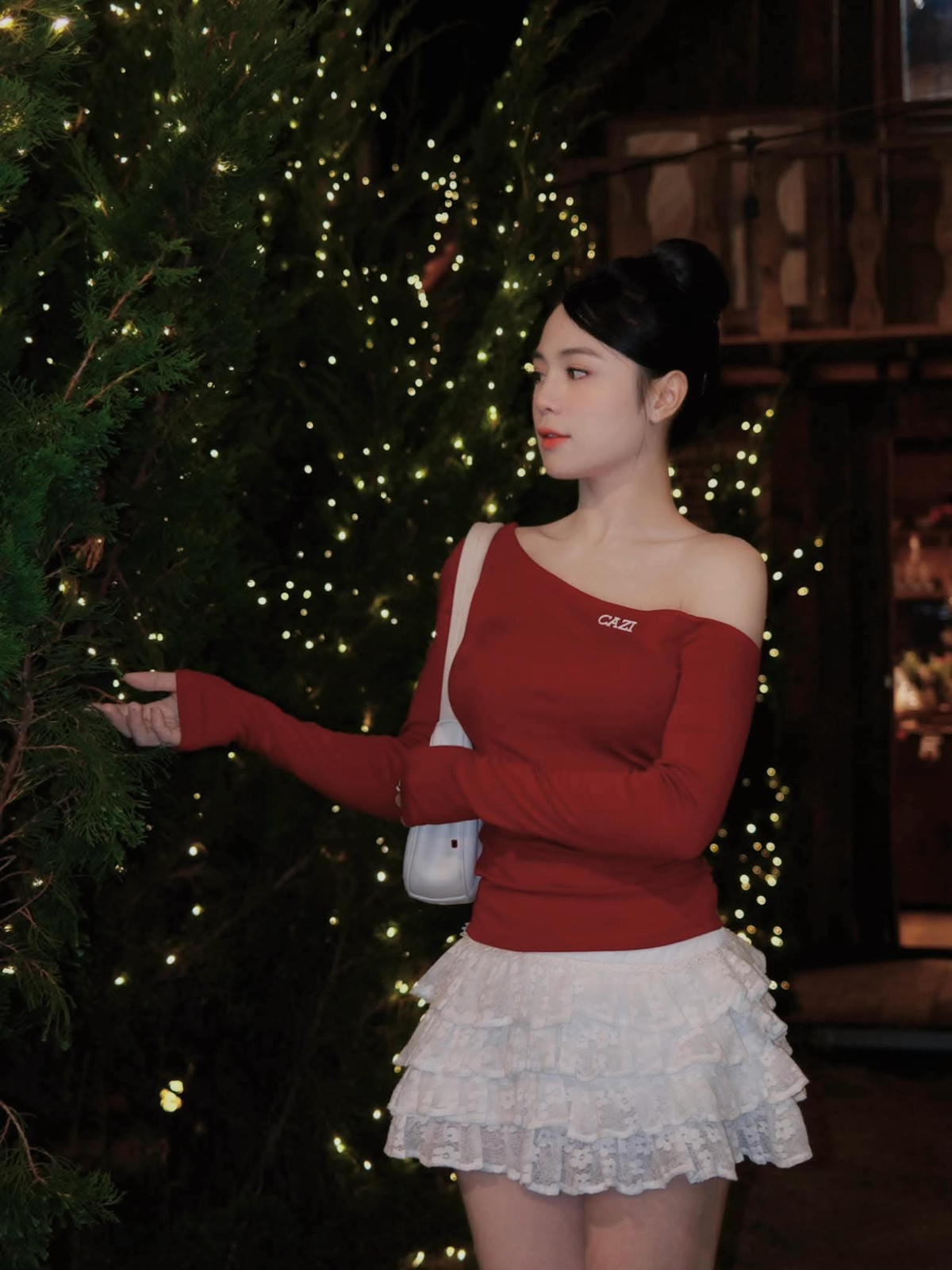 Hot girl đang sinh sống tại TP.HCM này sở hữu nhan nổi bật cùng lối chơi đầy máu lửa.