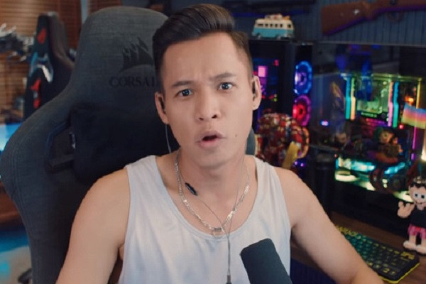 Hình ảnh Độ Mixi trong MV "Stream đến bao giờ". Cũng vì độ nổi của mình, mới đây Độ Mixi trở thành nhân vật bị VTV "săm soi". Cụ thể, trong phóng sự của Chuyển động 24h lên sóng ngày 17/9 với tiêu đề "Streamer - Tự do và trách nhiệm" lên án việc nói tục, chửi bậy. Chẳng hiểu vô tình hãy hữu ý, các BTV VTV đã lấy Độ Mixi làm đại diện cho phóng sự của mình. Cũng từ đây, một cuộc tranh luận lớn đã nổ ra trên khắp các diễn đàn MXH. Mở đầu đoạn clip phóng sự, VTV đưa ra rất nhiều số liệu về việc người Việt dùng thời gian để xem livestream trò chơi điện tử. Sau đó, BTV của VTV đưa ra các ưu điểm về nghề streaming như ăn nói duyên dáng, hài hước mang tính giải trí cao. Tuy nhiên, cũng từ đây, phóng sự "bẻ lái" sang cách ăn nói không kiểm soát của streamer, điển hình trong đó là chửi bậy.