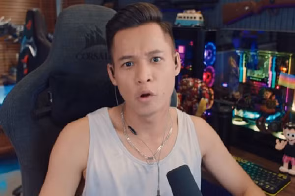 Hình ảnh Độ Mixi trong MV "Stream đến bao giờ". Cũng vì độ nổi của mình, mới đây Độ Mixi trở thành nhân vật bị VTV "săm soi". Cụ thể, trong phóng sự của Chuyển động 24h lên sóng ngày 17/9 với tiêu đề "Streamer - Tự do và trách nhiệm" lên án việc nói tục, chửi bậy. Chẳng hiểu vô tình hãy hữu ý, các BTV VTV đã lấy Độ Mixi làm đại diện cho phóng sự của mình. Cũng từ đây, một cuộc tranh luận lớn đã nổ ra trên khắp các diễn đàn MXH. Mở đầu đoạn clip phóng sự, VTV đưa ra rất nhiều số liệu về việc người Việt dùng thời gian để xem livestream trò chơi điện tử. Sau đó, BTV của VTV đưa ra các ưu điểm về nghề streaming như ăn nói duyên dáng, hài hước mang tính giải trí cao. Tuy nhiên, cũng từ đây, phóng sự "bẻ lái" sang cách ăn nói không kiểm soát của streamer, điển hình trong đó là chửi bậy.