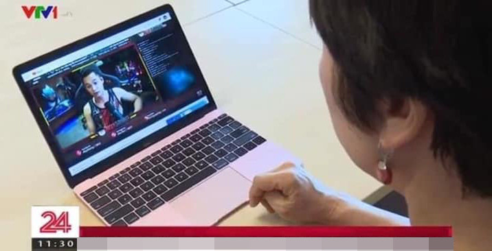 Ảnh cắt clip phóng sự của Chuyển động 24h có tên "Streamer - Tự do và trách nhiệm". Tâm điểm của clip được đẩy lên cao trào khi các kĩ thuật viên của VTV đã lấy ảnh minh họa của Độ Mixi khi đang ngồi trong phòng stream của mình. Ngay sau khi phóng sự của VTV được đăng tải nhận về nhiều luồng ý kiến trái chiều từ CĐM. Đặc biệt từ các fan của Độ Mixi, họ bày tỏ sự bất bình khi VTV lấy hình tượng của "Tộc trưởng bộ tộc Mixi" để bêu xấu.