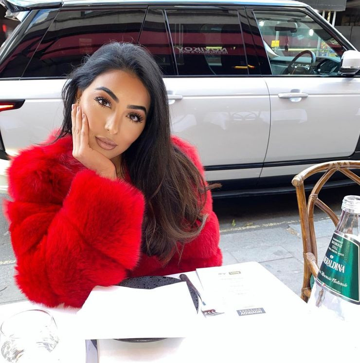 Khi Aneesa đang ăn tối sau khi tiêm, chị gái của cô phát hiện ra vùng mũi của người mẫu danh tiếng này bắt đầu sưng tấy và chảy mủ.