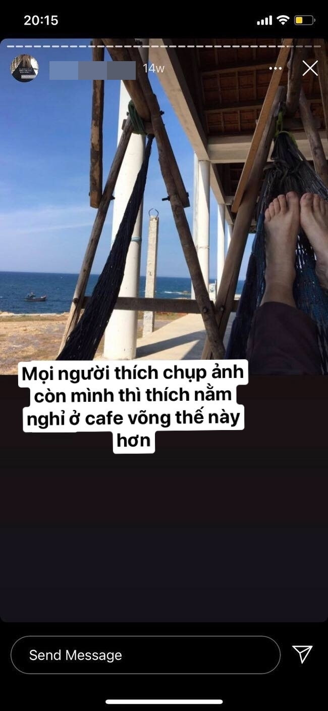 Chắc chắn rằng Kazumi sử dụng võng như một công cụ đắc lực để nghỉ ngơi thoải mái sau những giờ làm việc mệt mỏi.