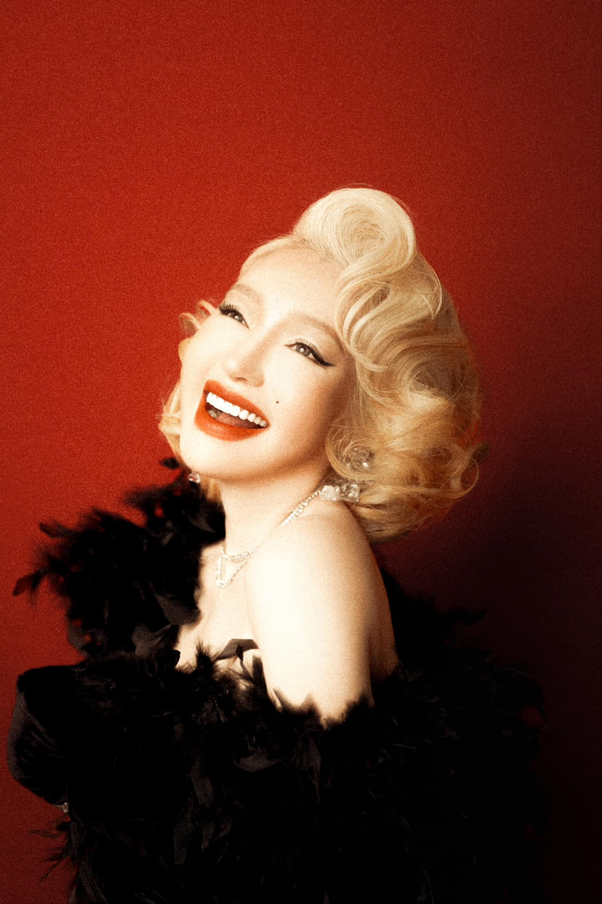 Hình ảnh Marilyn Monroe bị gió tung váy được chụp một cách tình cờ khi cô thực hiện bộ phim "The seven Year Itch" vào năm 1955. Khi ấy, cô mặc chiếc váy trắng bồng bềnh được thiết kế bởi NTK lừng danh William Travilla.