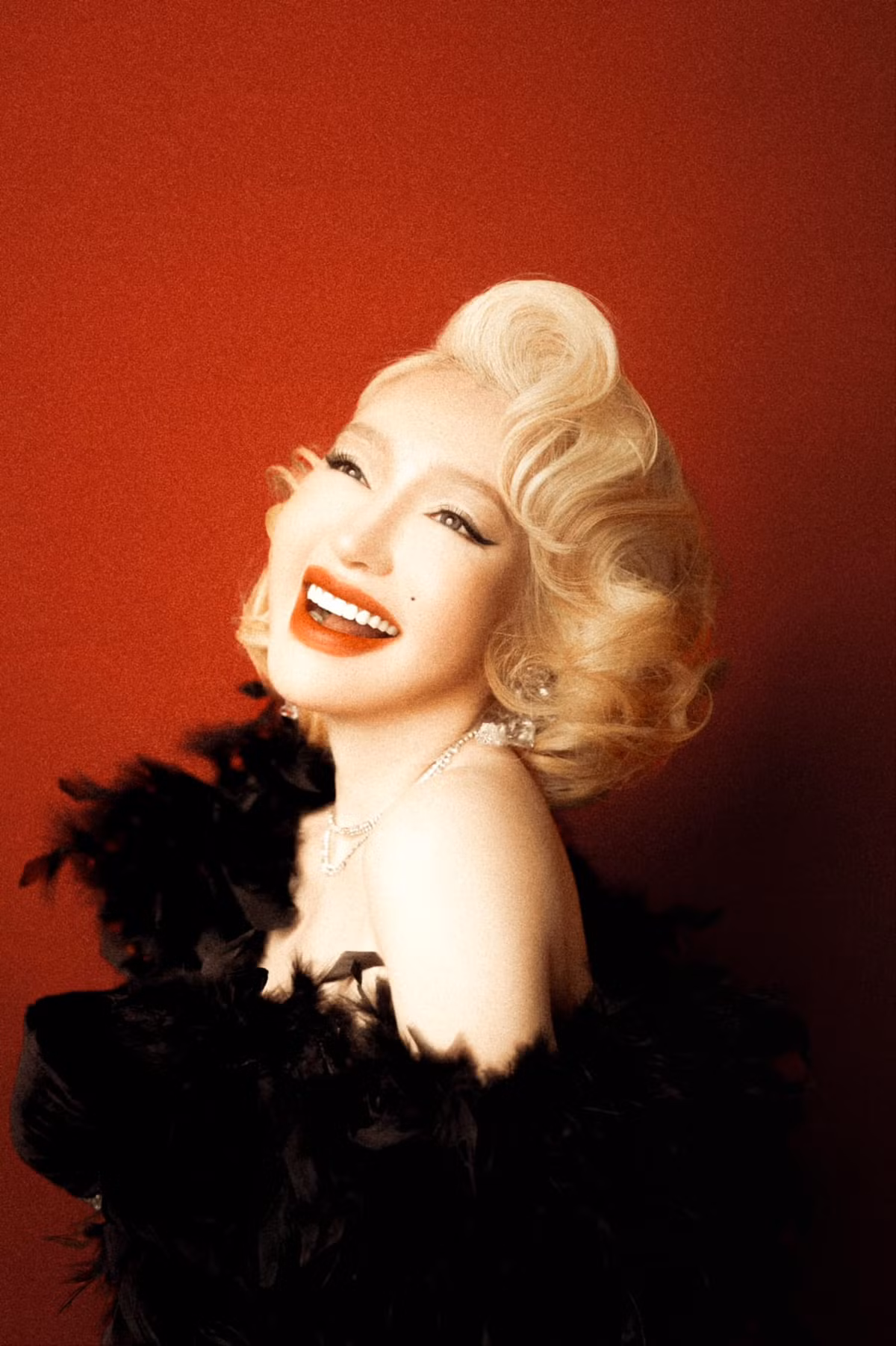 Hình ảnh Marilyn Monroe bị gió tung váy được chụp một cách tình cờ khi cô thực hiện bộ phim "The seven Year Itch" vào năm 1955. Khi ấy, cô mặc chiếc váy trắng bồng bềnh được thiết kế bởi NTK lừng danh William Travilla.