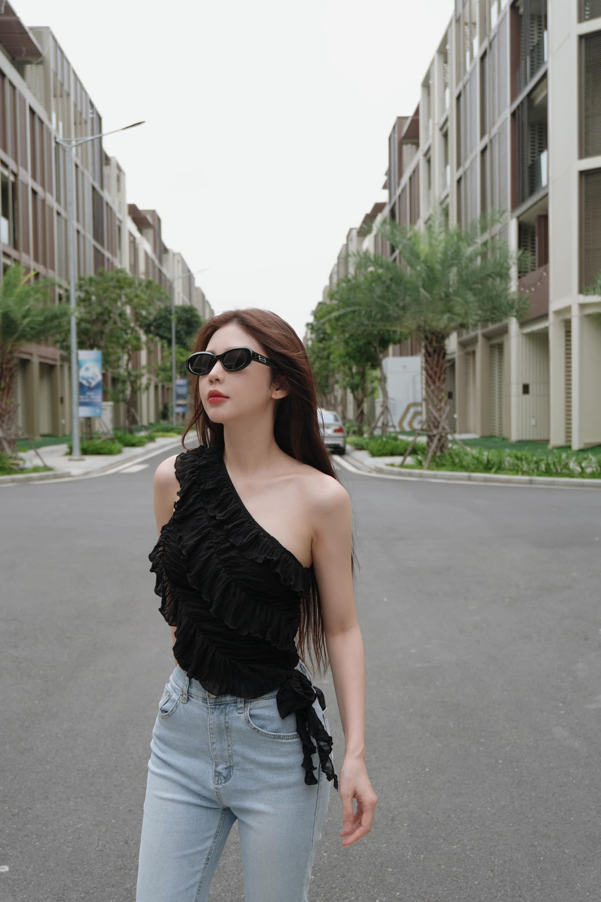 Cụ thể, Liz Kim Cương đã chia sẻ trên trang cá nhân bài đăng ảnh mới với trang phục ôm sát cơ thể, khoe trọn vóc dáng thon gọn và đôi chân dài miên man.