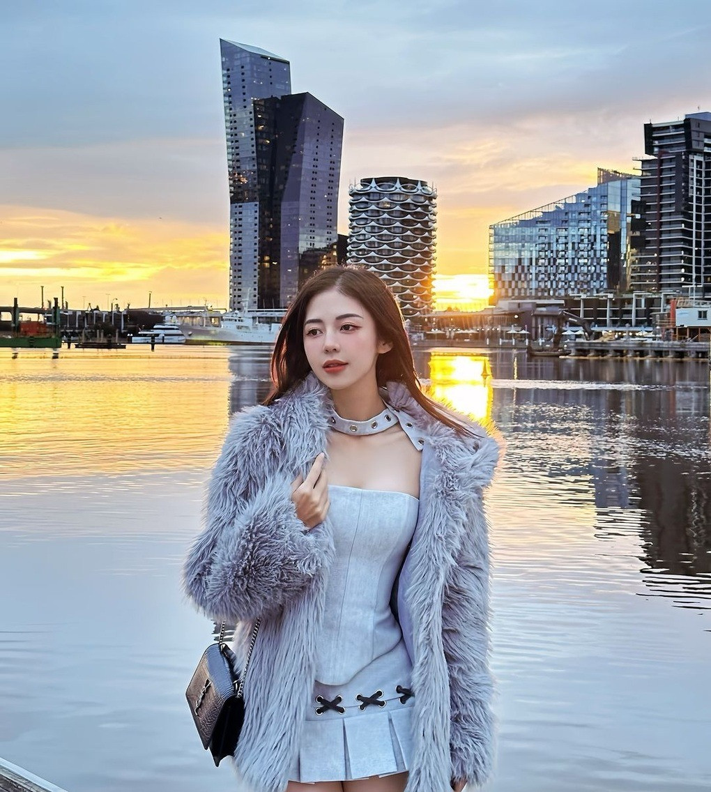 Không chỉ dừng lại ở đó, Liz Kim Cương còn gây ấn tượng mạnh mẽ với phong cách thời trang cá tính và luôn biết cách làm mới bản thân.