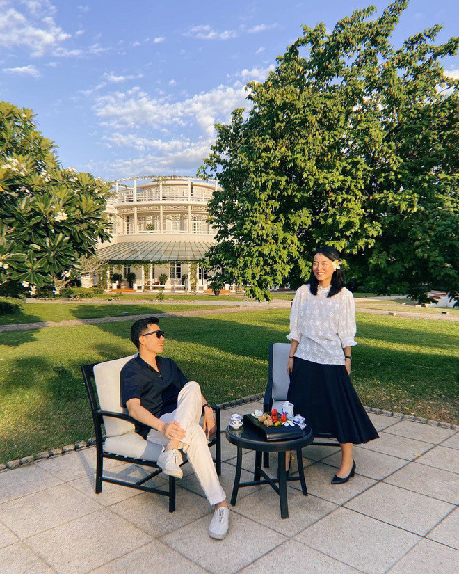 Hết việc bóc phốt bạn gái sống ảo về giờ giấc, anh chàng cơ trưởng trẻ nhất Việt Nam còn từng thẳng tay đăng bức ảnh so sánh bức ảnh trang điểm và mặt mộc của Hà Trúc.