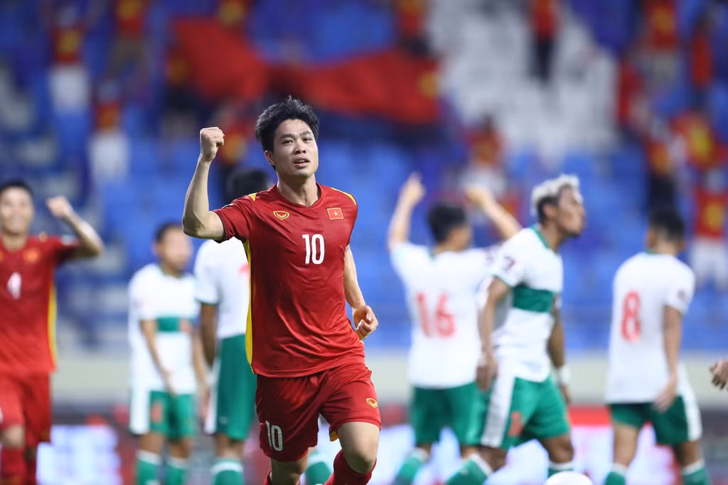 Sau khi nhận được sự cho phép của các cơ quan có thẩm quyền, Công Phượng đã di chuyển từ TP HCM và có mặt tại Hà Nội vào chiều ngày 8/9 để hội quân cùng đội tuyển Việt Nam. Trước đó, cầu thủ HAGL bị chỉ trích bởi xin không hội quân trong 2 trận đối đầu với Ả Rập Xê-út và Australia với lý do "chăm vợ đẻ".