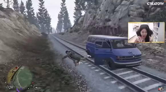 Ngay sau đó Linh Ngọc Đàm đã giải thích lý do vô cùng đơn giản: "Ôi bạn thân yêu ơi. Thế là bạn chưa xem tôi livestream GTA rồi".