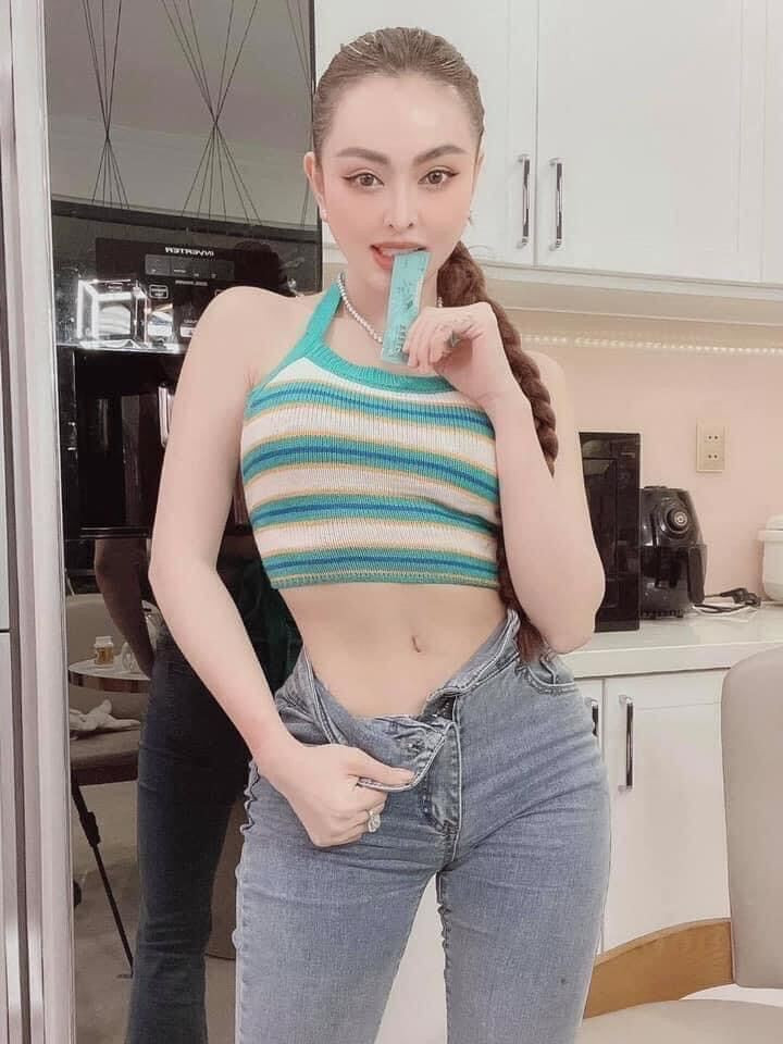 Cách đây chưa lâu, Trang Nemo từng tiết lộ ngay từ 27 Tết, cửa hàng tại TP.HCM đã liên tiếp bị "kẻ giấu mặt" cư xử không đúng, gây ảnh hưởng đến tâm lý và công việc của nhân viên.