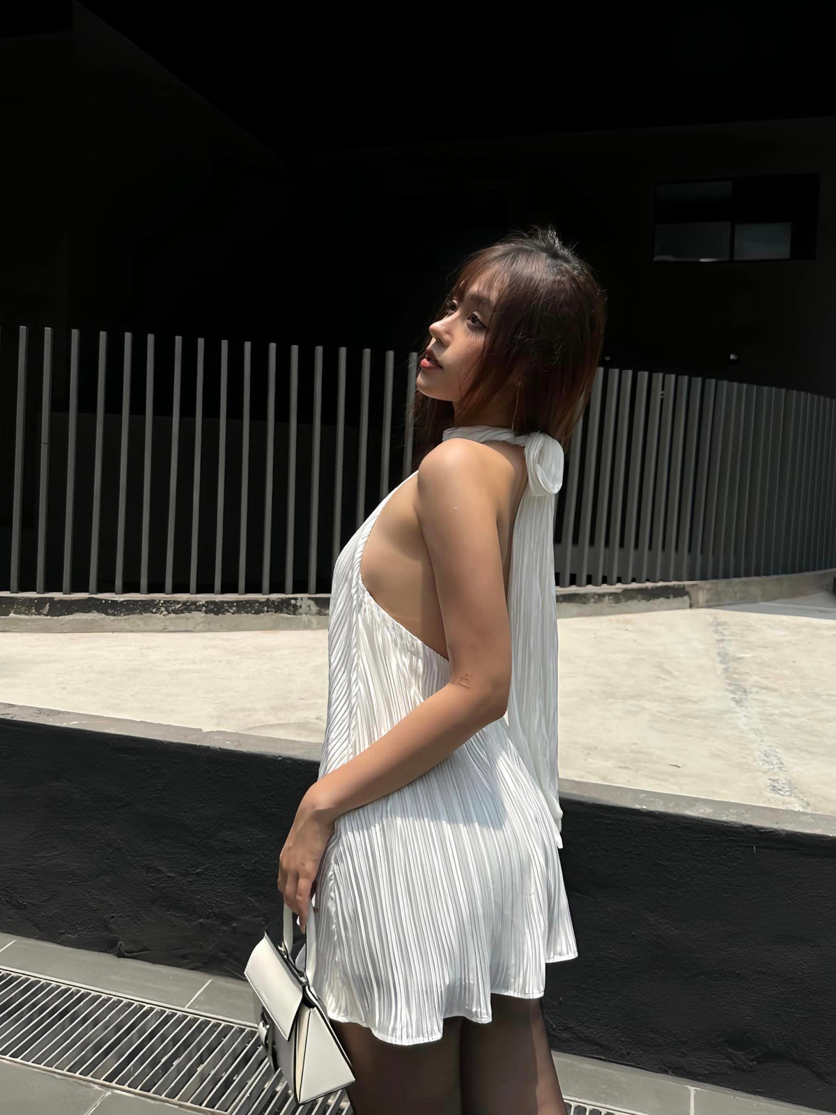 Cô chăm chỉ tập gym và ăn theo chế độ khoa học. Ngoài ra, Hải Ngân còn đi bơi và chơi bóng rổ đều đặn.