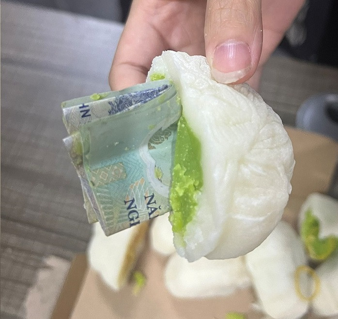 Ngay khi nhìn thấy phần nhân đặc biệt này, các nhân viên đều vô cùng phấn khích. Ai nấy đều cười lớn vô cùng thích thú trước sự sáng tạo của công đoàn công ty cũng như phần thưởng thiết thực mà công ty dành tặng.