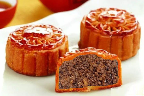 Trước đó, mạng xã hội cũng từng xôn xao chia sẻ hình ảnh những chiếc bánh trung thu chế với nhiều loại nhân không tưởng.