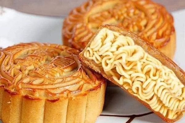 Chiếc bánh nướng nhân mì tôm dành cho sinh viên cuối tháng.