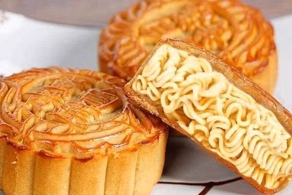 Chiếc bánh nướng nhân mì tôm dành cho sinh viên cuối tháng.