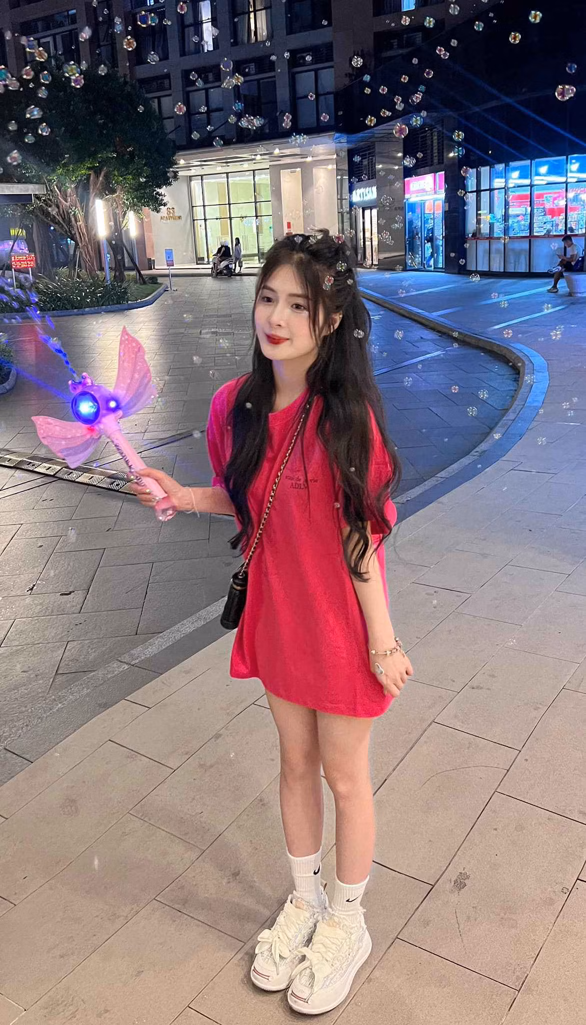 Sở hữu vóc dáng ấn tượng, đặc biệt là vòng 1 nở nang, khuôn mặt xinh đẹp, khả năng giao tiếp với fan cực duyên dáng là những đặc điểm nổi bật giúp Quỳnh Alee thu hút sự chú ý của cộng đồng mạng ngay từ khi mới gia nhập làng game.