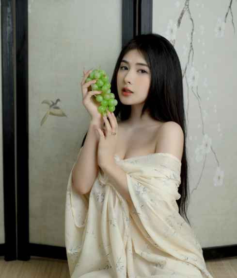 Tuy nhiên, ở mỗi thời điểm, phong cách ăn mặc mà Quỳnh Alee định hình theo đuổi lại khác nhau. Điều này khiến fan của cô luôn bất ngờ mỗi lần lên sóng.