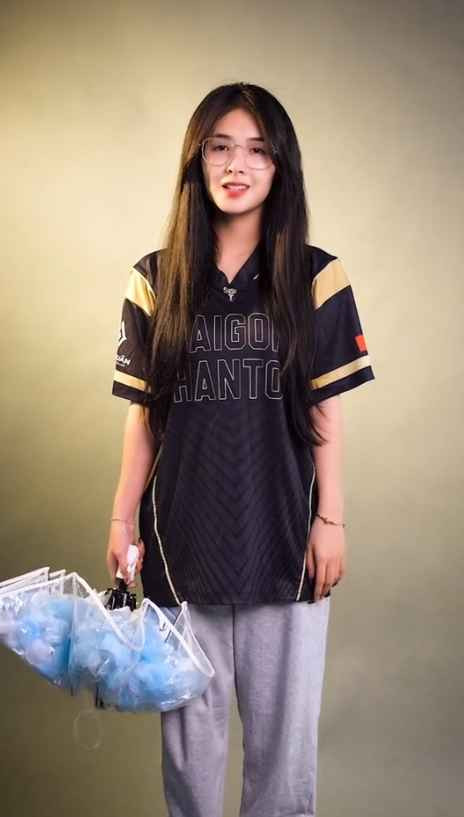 Hot girl Thanh Hoá này sở hữu nhan sắc hút hồn này thường xuyên chia sẻ những hình ảnh và video trên các nền tảng mạng xã hội, thu hút hàng ngàn lượt theo dõi và bình luận từ người xem.