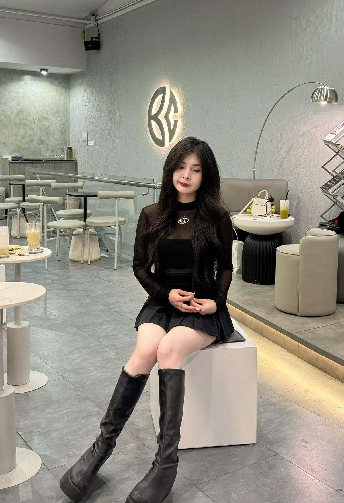 Chỉ tính riêng trang Fanpage cá nhân, nơi Quỳnh Alee thường xuyên đăng tải những bức hình nóng bỏng, nữ streamer này có tới hơn 2,1 triệu lượt theo dõi.