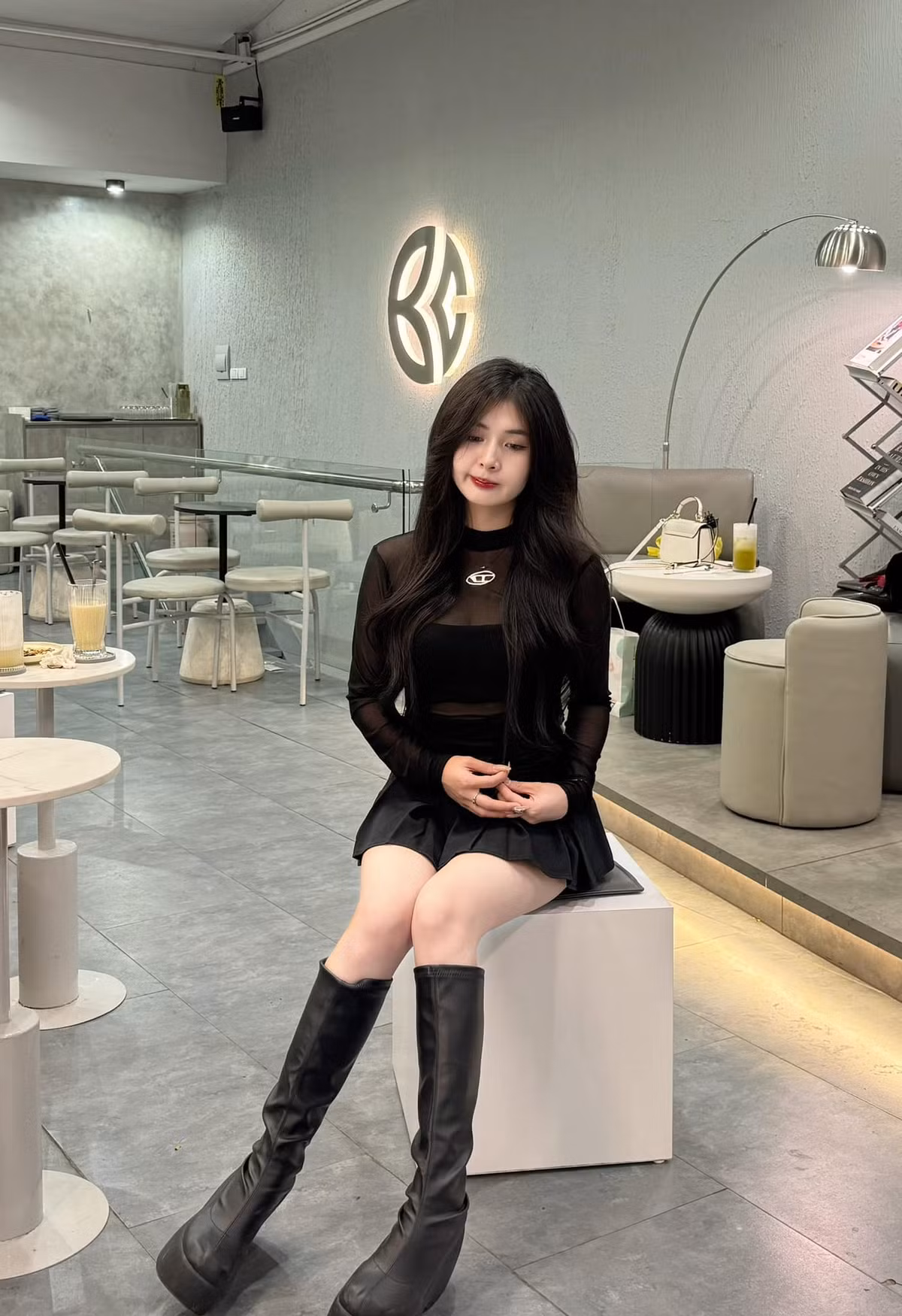 Chỉ tính riêng trang Fanpage cá nhân, nơi Quỳnh Alee thường xuyên đăng tải những bức hình nóng bỏng, nữ streamer này có tới hơn 2,1 triệu lượt theo dõi.