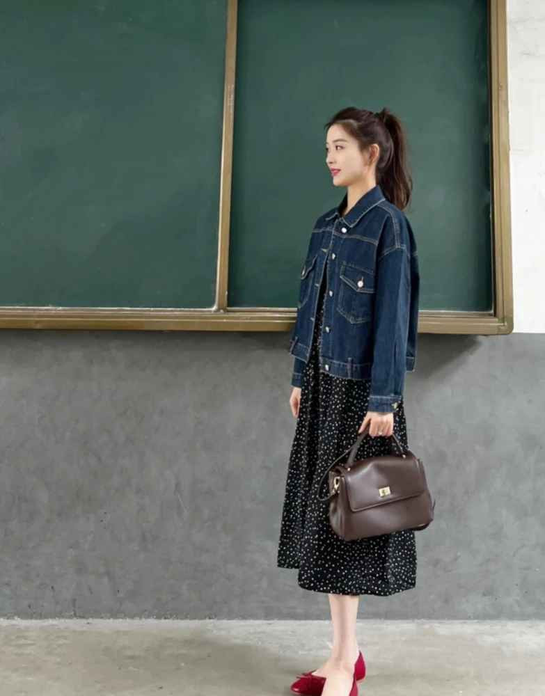 Bên dưới bài viết, nhiều học trò cũng chia sẻ vui về cô giáo mình. Nhiều bạn học trò cũng tỏ ra bất ngờ trước tủ quần áo của giáo viên, mỗi ngày đi dạy lại thấy thầy cô thay bộ quần áo mới.