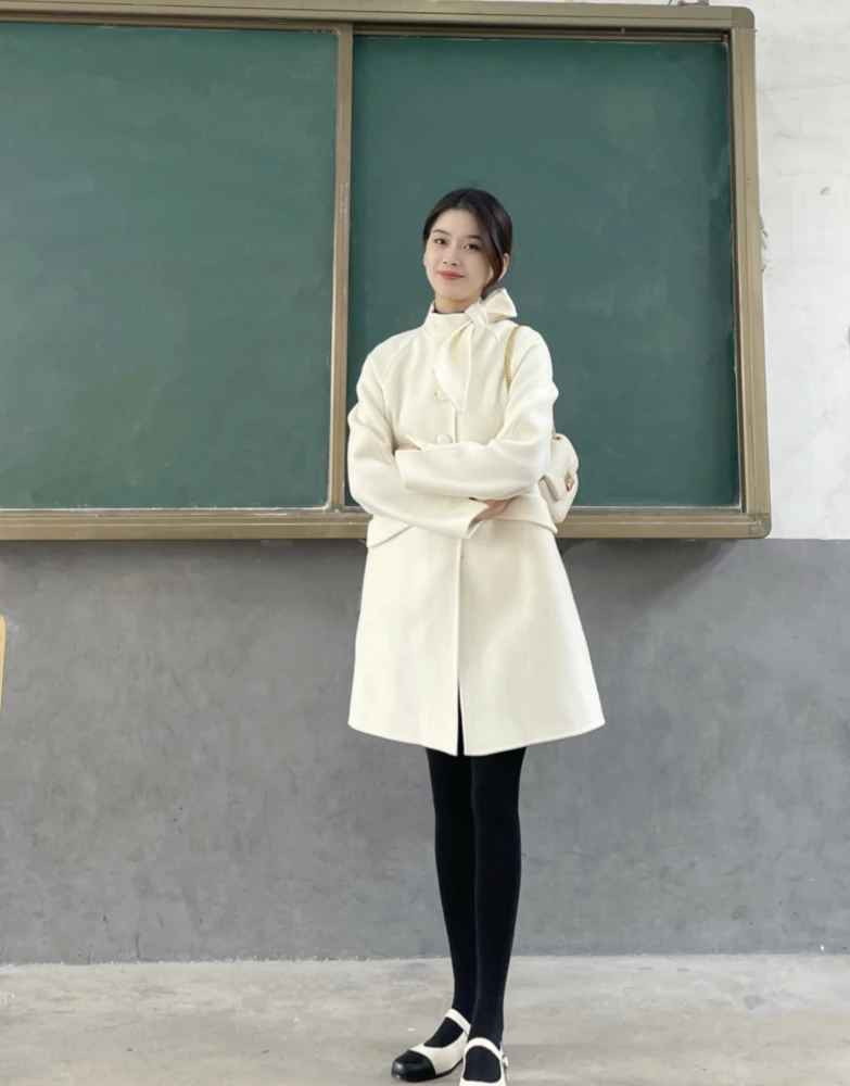 Một cô giáo ở Trung Quốc đã gây sốt cả MXH Weibo với nhan sắc như "thần tiên tỷ tỷ", đi kèm là cả album phong cách ăn mặc "mỗi ngày mặc một bộ đồ".