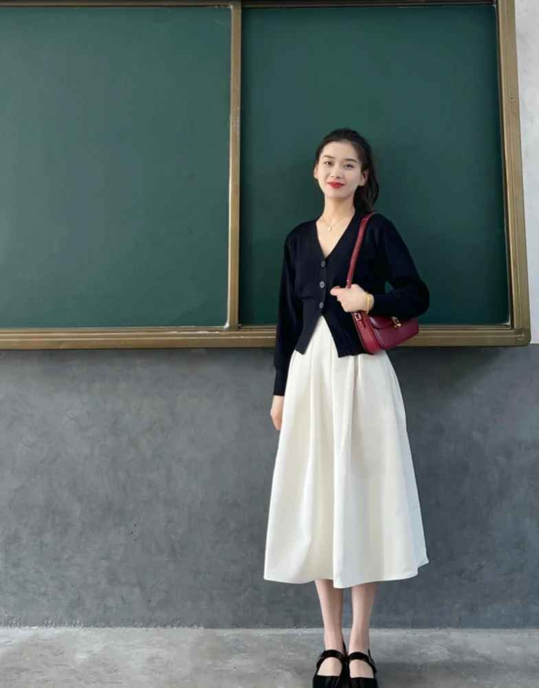 Dù câu nói "3 năm chưa trùng bộ nào" hơi quá chút, nhưng có thể khẳng định là vị giáo viên này có tủ quần áo cực đa dạng.