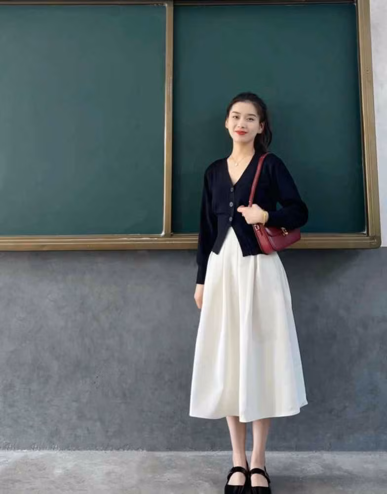 Dù câu nói "3 năm chưa trùng bộ nào" hơi quá chút, nhưng có thể khẳng định là vị giáo viên này có tủ quần áo cực đa dạng.