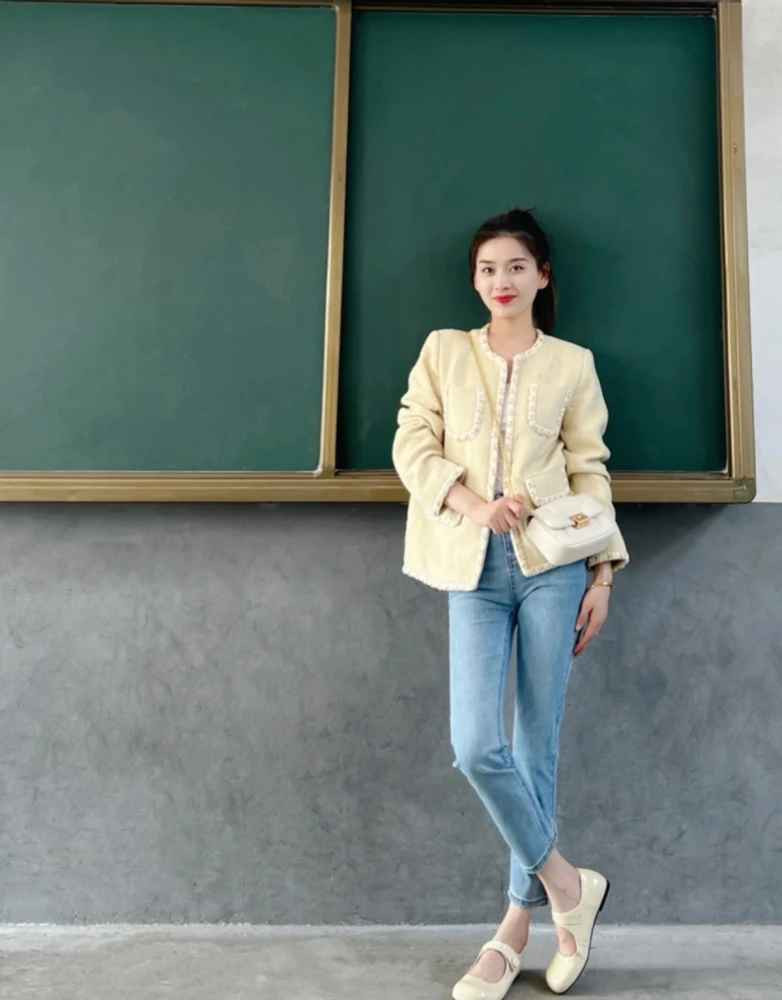 Dưới những bức ảnh của cô giáo hot girl phối đồ siêu chất này, nhiều thành viên mạng bình luận rằng đúng là không biết nữ chính đi dạy hay biểu diễn thời trang nữa.