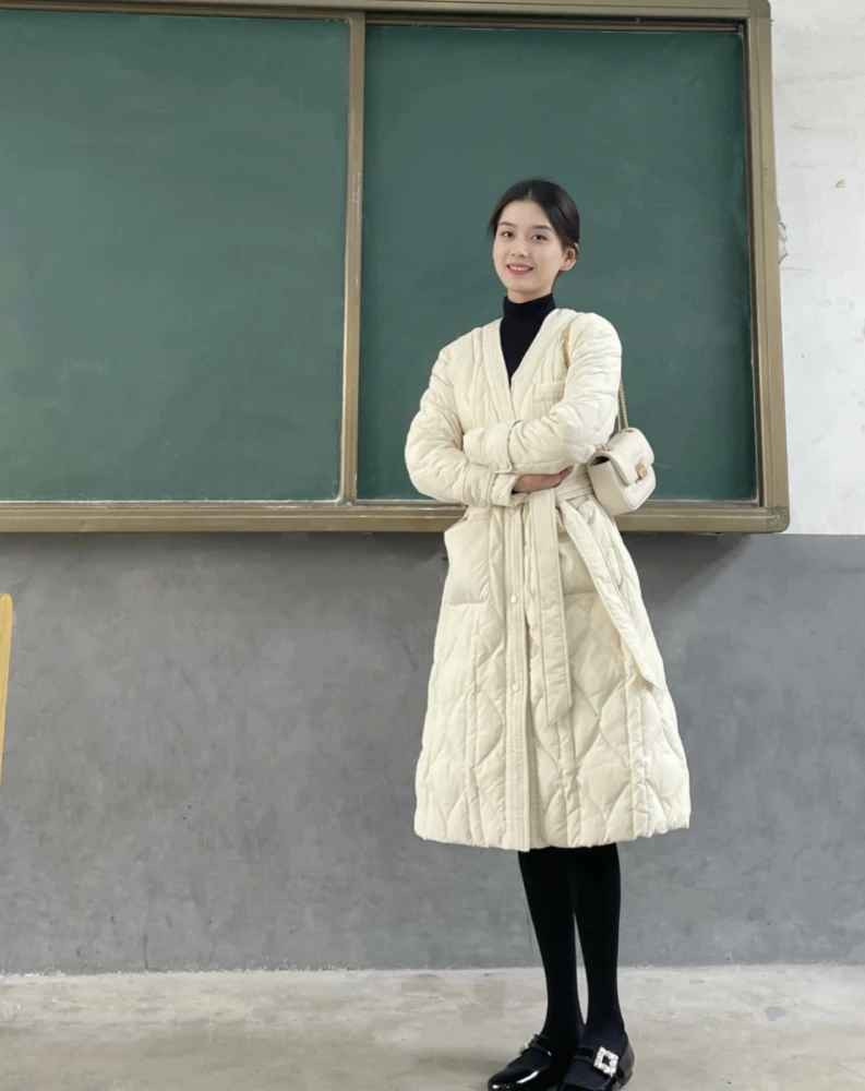 Thậm chí, nhiều netizen còn cho rằng nhìn cách cô mặc, đúng chuẩn với lứa tuổi của mình mà cũng tạo nên cảm giác gần gũi, thân thiện với sinh viên.