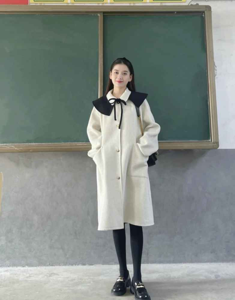 Nổi tiếng là chưa mặc trùng outfit lần nào, cô giáo hot girl đã phối đồ theo style nhẹ nhàng và trang nhã khiến ai cũng phải mê mẩn.