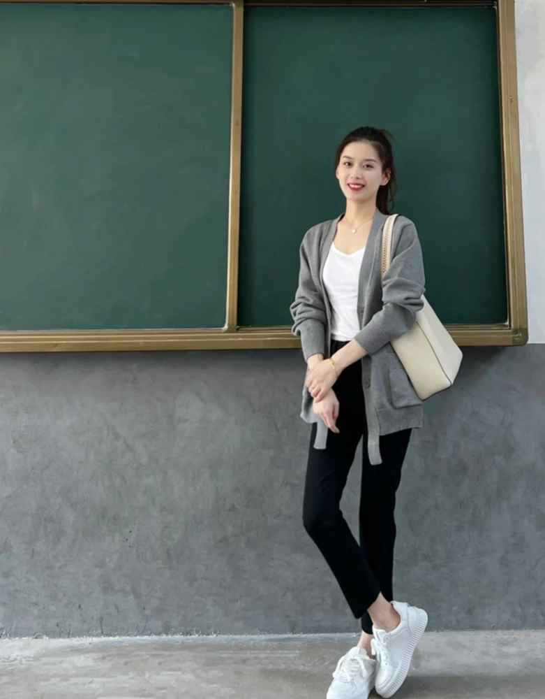 Nếu áo trong màu trắng thì nhất định giày cũng đồng bộ màu trắng. Nếu mặc áo dạ nâu thì giày và phụ kiện cũng đồng bộ theo màu.