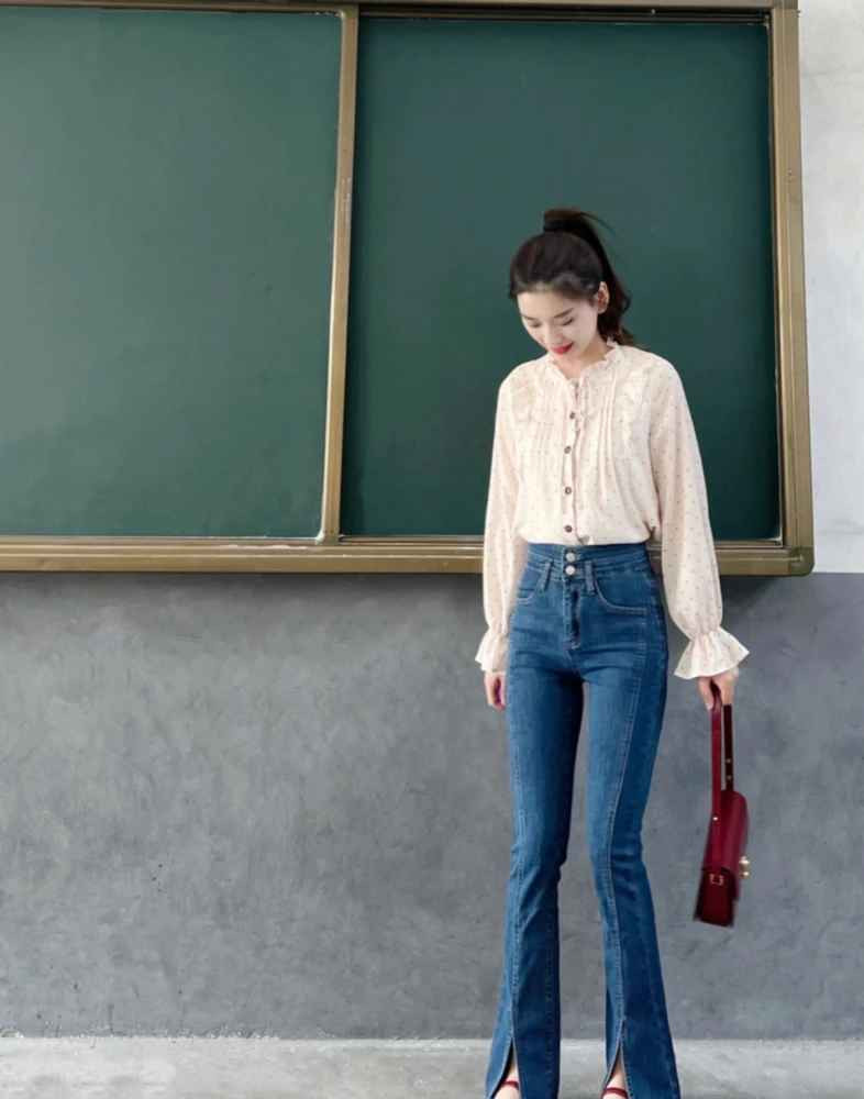 Và điều ấn tượng người xem nhất chính là xuyên suốt thời gian đó, vị giáo viên này đi dạy nhưng không hề mặc trùng bất kỳ bộ quần áo nào.