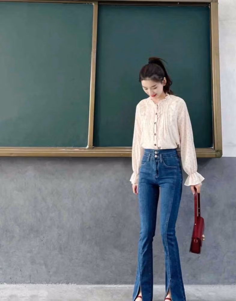 Và điều ấn tượng người xem nhất chính là xuyên suốt thời gian đó, vị giáo viên này đi dạy nhưng không hề mặc trùng bất kỳ bộ quần áo nào.