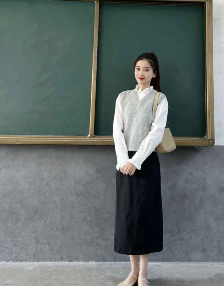 Với vóc dáng cân đối, đã vậy gu phối màu của cô giáo này cũng siêu ổn áp.