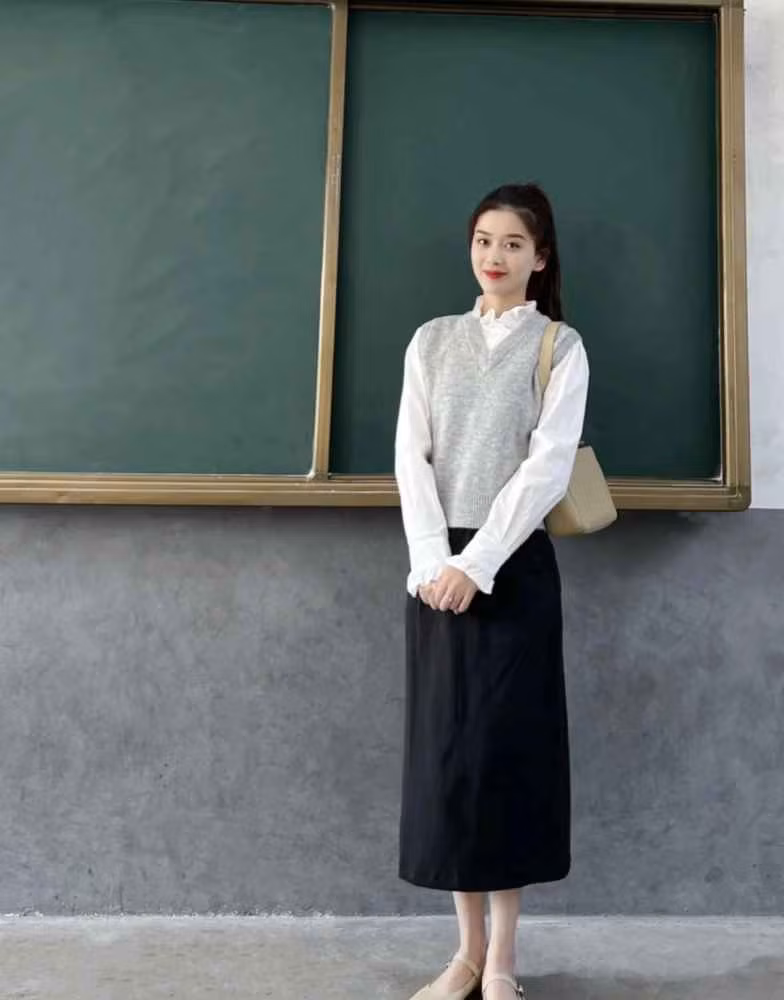 Với vóc dáng cân đối, đã vậy gu phối màu của cô giáo này cũng siêu ổn áp.