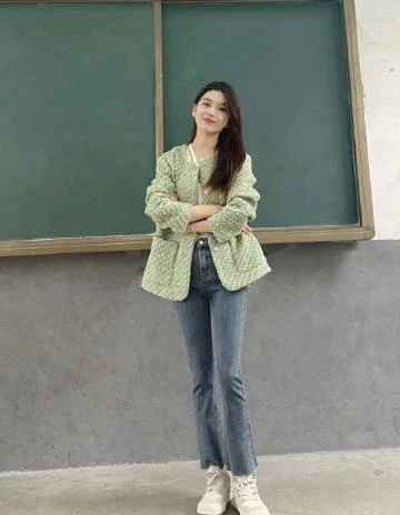 Style thanh lịch, dễ thương như sinh viên thế này ai mà chẳng muốn học cô giáo đến từ xứ Trung này.