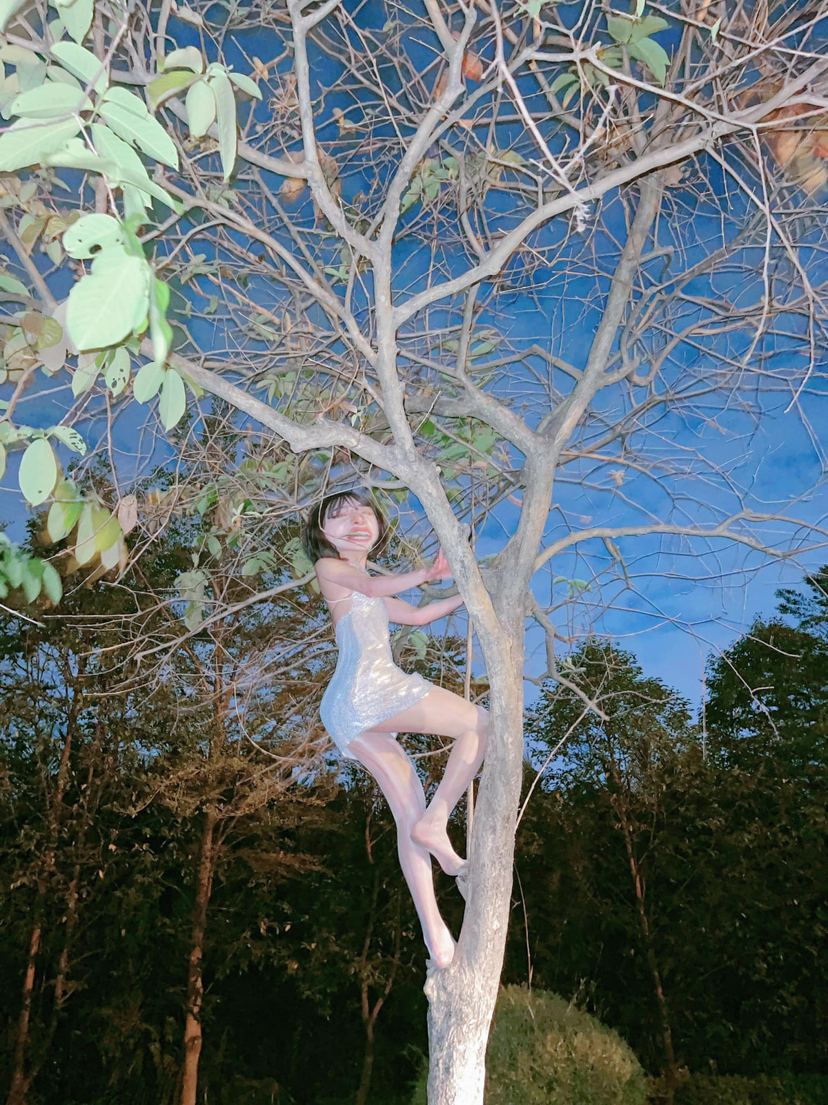 Trái với dự đoán của mọi người rằng những trò "lố" này sẽ bị chỉ trích và làm ngơ, bộ ảnh này vừa được tung ra đã thu về lượng tương tác "khủng" trên MXH.