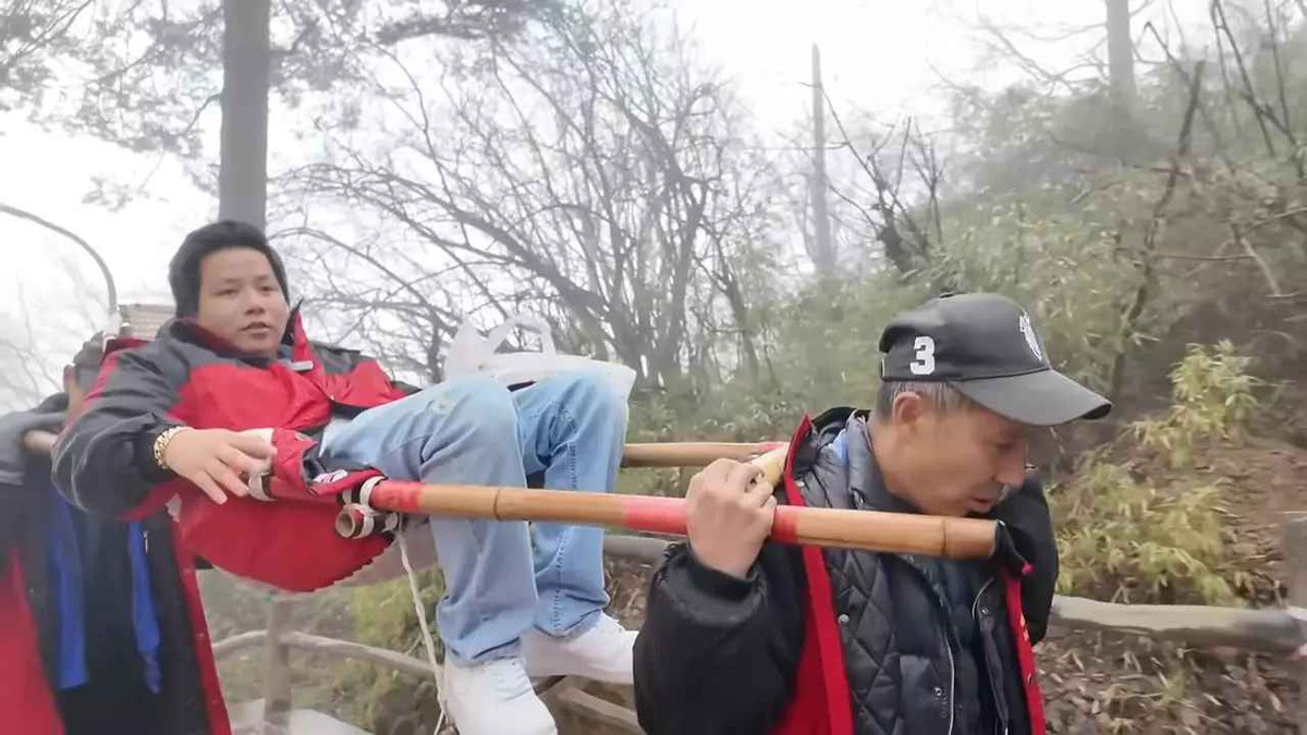 Mới đây nhất, Khoa Pug đăng clip review về du lịch khi đi Trung Quốc. Đáng chú ý, khi lên đỉnh núi Nga Mi, thay vì đi leo núi hay cáp treo, anh lại thuê người khiêng lên. Theo nam Youtuber này giải thích dịch vụ này có giá đắt gấp nhiều lần so với đi cáp treo.