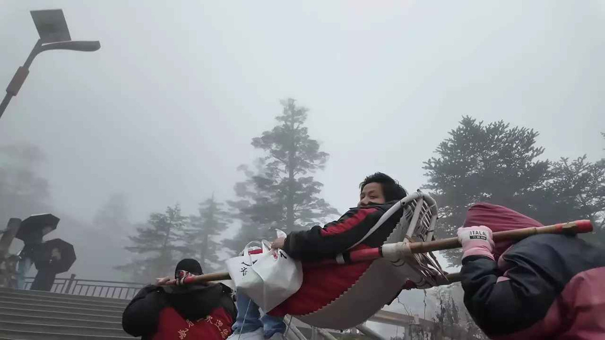 Khoa Pug nằm trên một chiếc cáng giống như chiếc võng nhỏ, có hai người khiêng ở hai đầu. Ban đầu, anh nghĩ những người đàn ông trẻ khỏe sẽ làm công việc này nhưng không ngờ thực tế lại có nhiều người lớn tuổi. Khi có người thuê dịch vụ này, họ tranh nhau khách, vì số tiền kiếm được nhiều.