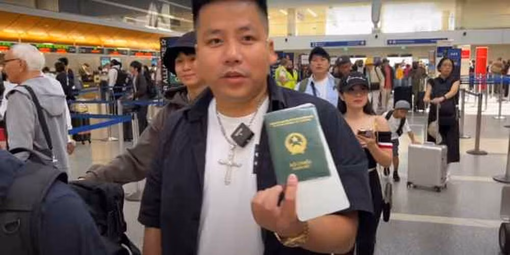 Các fan ủng hộ Khoa Pug đưa ra minh chứng về những lần anh cho thấy sự giàu có của mình, từ việc review những món ăn xa xỉ, các khu nghỉ dưỡng đẳng cấp thế giới đến việc bỏ tiền tỷ để kéo dài chân.