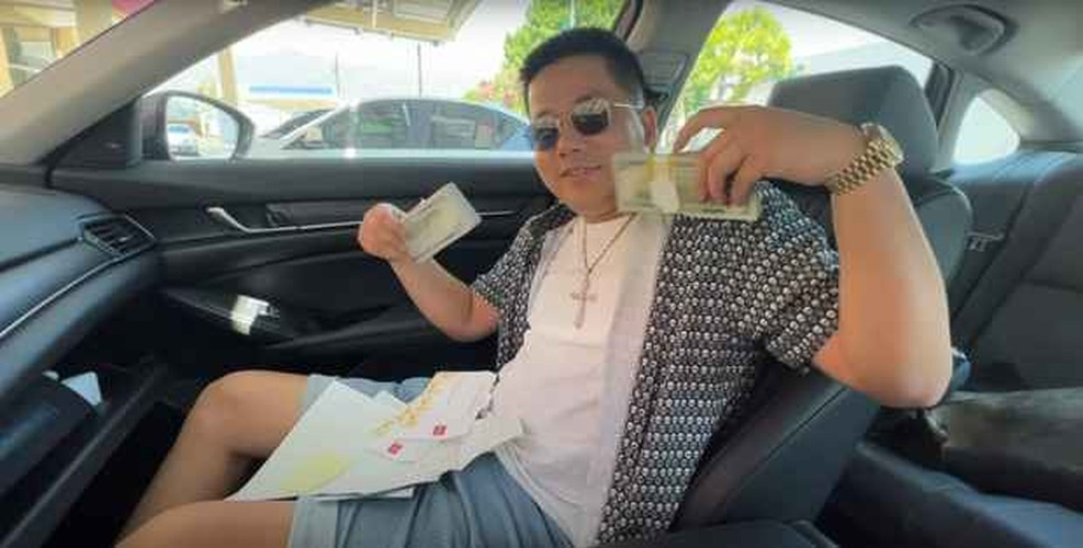 Tháng 2 năm ngoái, Khoa Pug đăng video với dòng chú thích khẳng định bản thân là “YouTuber Việt giàu nhất ở Mỹ”.