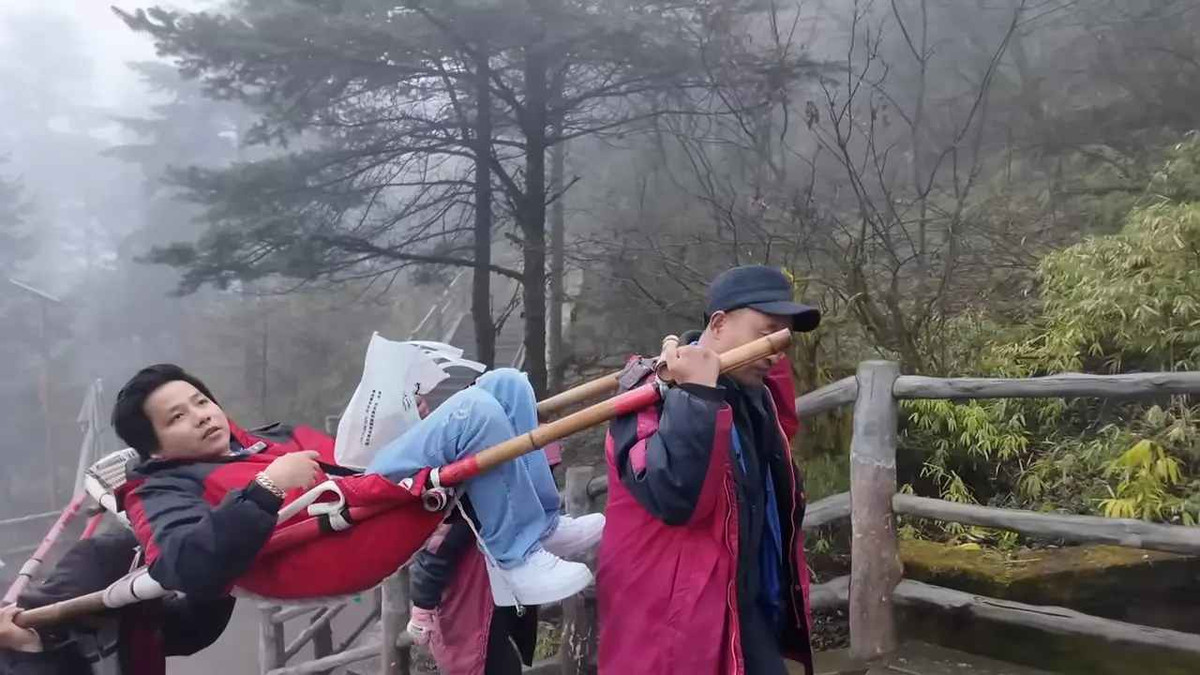 Chặng đường lên núi hàng cây số, họ chia làm 3 lượt thay phiên nhau khiêng khách lên. Khoa Pug nói rõ việc phải bỏ ra số tiền lớn, khi dùng dịch vụ này là tạo việc làm cho người dân địa phương.