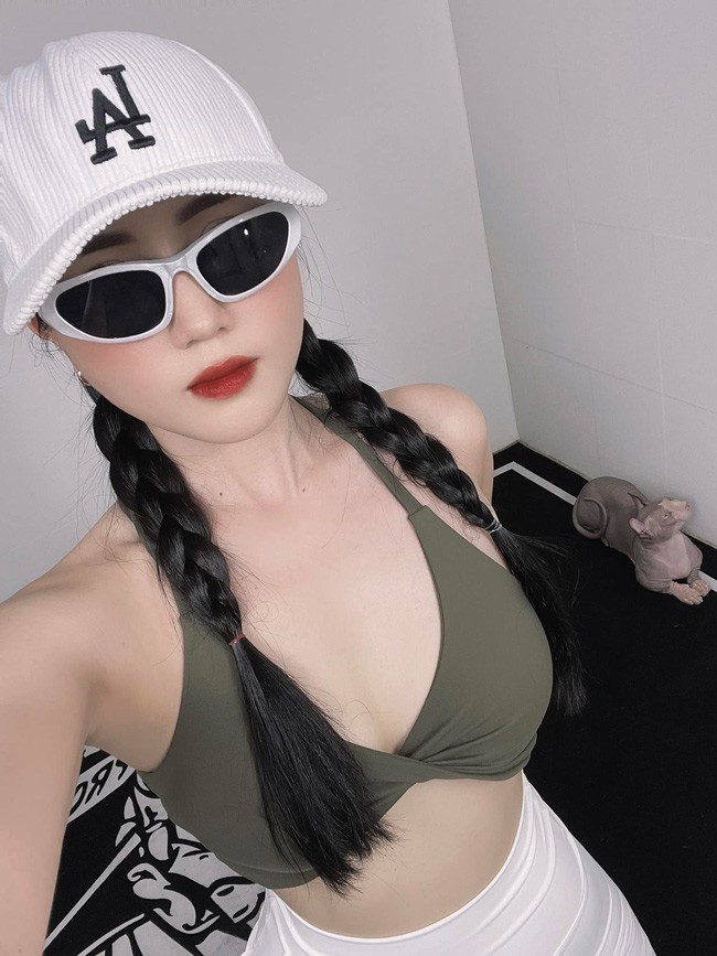 Với Ngọc Bích, sắc đẹp là một loại vũ khí của phụ nữ. "Phụ nữ đẹp luôn thu hút được sự chú ý của mọi người, đôi khi còn giành được sự quan tâm, ưu ái. Bởi thế, mỗi cô gái nên cố gắng ăn uống và tập luyện khoa học để nâng cấp nhan sắc của bản thân", Ngọc Bích chia sẻ.