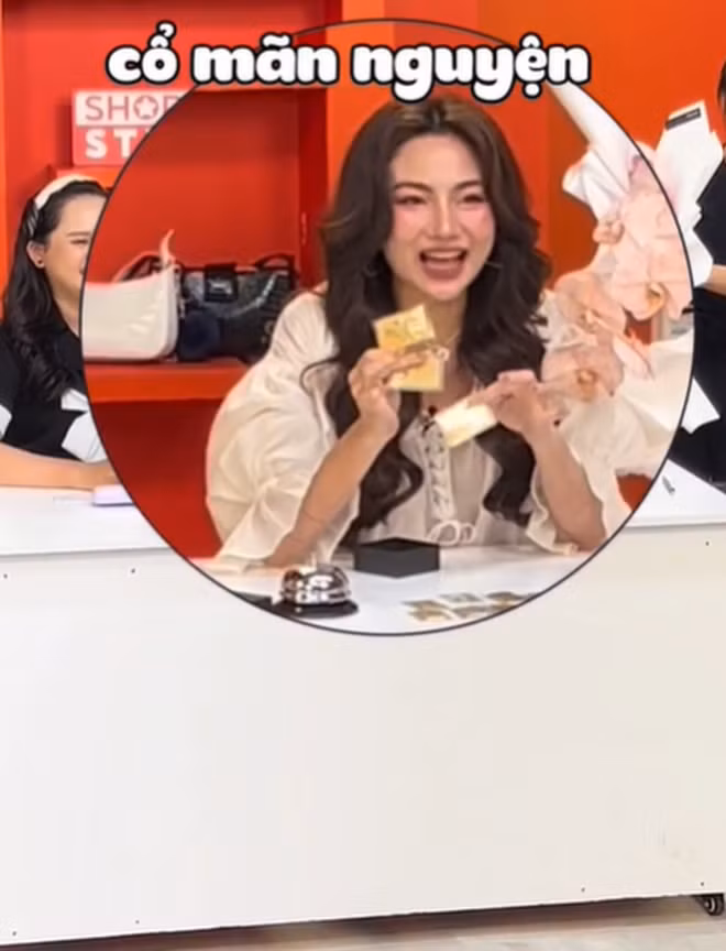 Về phía Diệp Lê, cô nàng không giấu được sự xúc động, vui mừng và trực tiếp “đếm vàng” ngay trên livestream. Đặc biệt hơn, người đẹp sinh năm 1992 còn quyết định “nhả vía” tặng lại cho người xem 1 chỉ vàng trong một phiên livestream sắp tới.