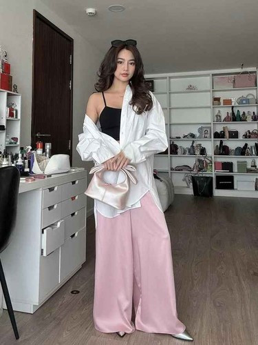 Diệp Lê cũng thường khiến dân mạng chú ý khi biết cách tận hưởng cuộc sống và đầu tư vào chính mình. Kể đến như không tiếc tiền mua những trải nghiệm mới lạ: Sang Singapore làm tóc hết cả chục triệu đồng vì ấn tượng với founder của tiệm, chi hàng trăm triệu đồng để thẩm mỹ vòng 1 và vòng 2, thường xuyên shopping và đi du lịch sang chảnh, đu idol...