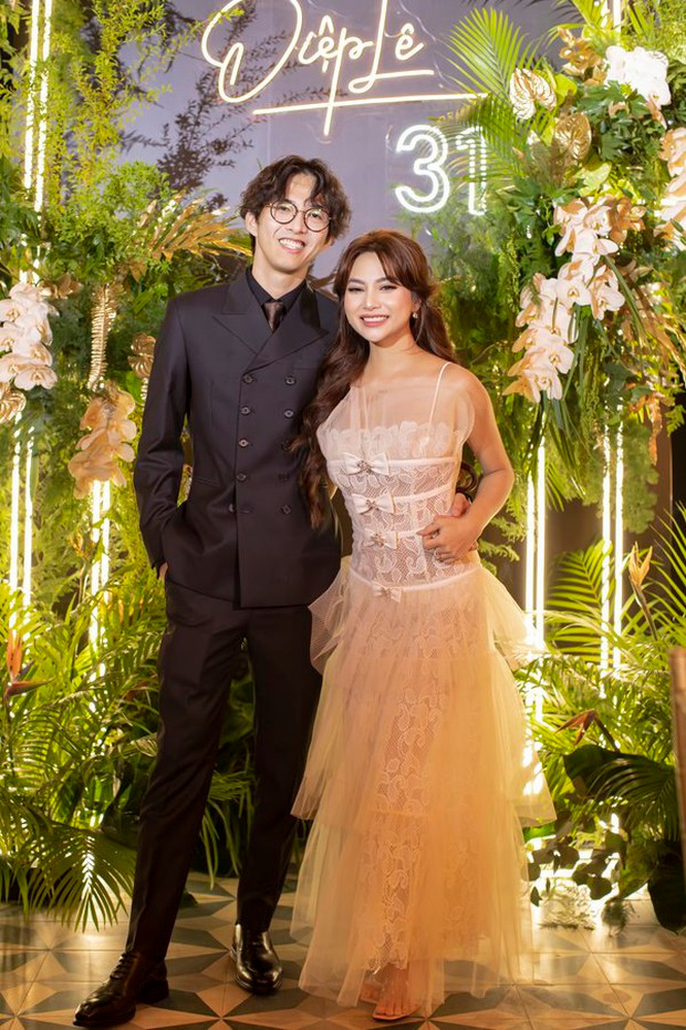 Thậm chí, netizen còn tranh thủ “xin vía” để có thể tìm kiếm một người đàn ông luôn yêu thương và biết “tạo bất ngờ” như vậy cho mình.