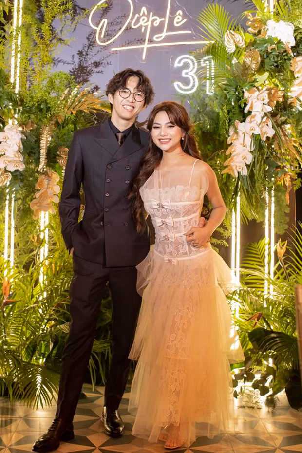 Thậm chí, netizen còn tranh thủ “xin vía” để có thể tìm kiếm một người đàn ông luôn yêu thương và biết “tạo bất ngờ” như vậy cho mình.